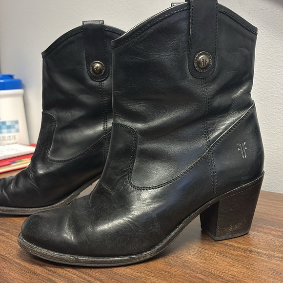 Frye Women's Jackie Button Short Boot. Used condition. Size 7. - Picture 4 of 16